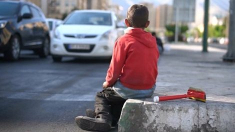 Uşaqları kim istismar edir: Reklama çəkdirənlər, yoxsa bağda işlədənlər?