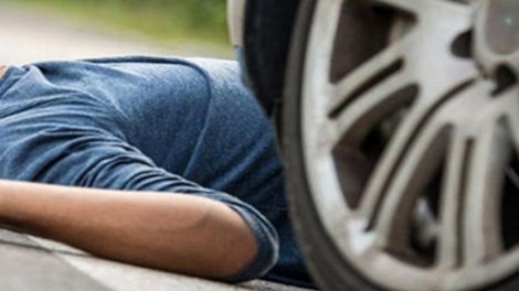 Yolu keçmək istəyərkən maşın vurub öldürdü
