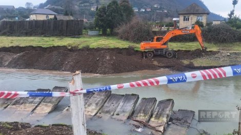 Astarada torpaq sürüşməsi - FOTO

