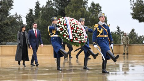 Vens və xanımı Şəhidlər xiyabanında - FOTO