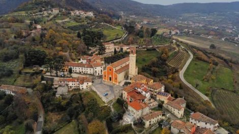 İtaliyada bir qəsəbə xoşagəlməz qoxulara nəzarət edəcək &ldquo;iybilənlər&rdquo; axtarır