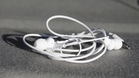 Təəccüblü dönüş: Niyə hamı yenidən simli qulaqlıqlara keçir?