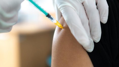 Alimlər: Xəstəlik peyvəndin yan təsirlərindən daha az qorxu yaradır