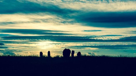 Britaniyada inanılmaz daş kəndi: Burada Stounhencə bənzər quruluşu görmək olar