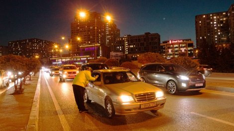 Bazarstore tıxacda qalan oruclular üçün iftar paketləri payladı - FOTO