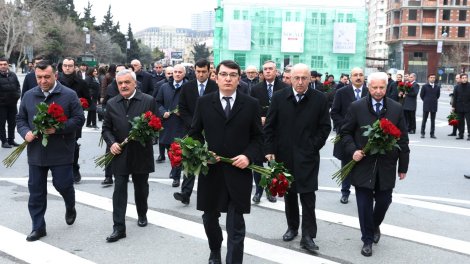 İqtisadiyyat Nazirliyinin rəhbərliyi Xocalı soyqırımı abidəsini ziyarət edib