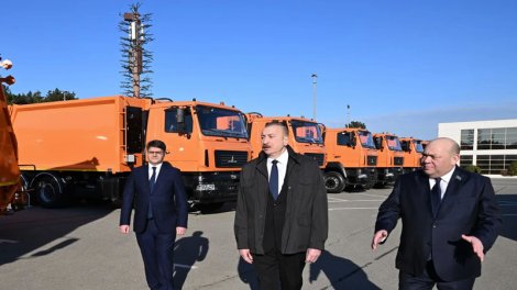 İlham Əliyev Bakıda məişət tullantıları daşıyan texnikalarla tanış oldu - FOTO