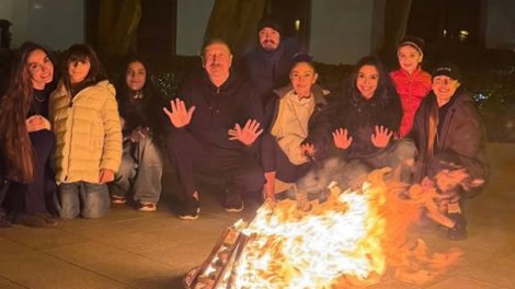 Prezident ailəsi ilə tonqal ətrafında - FOTO
