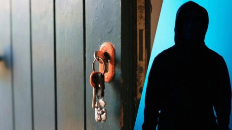 Oğrular qapıda bir detalı izləyir və mənzili oğurluq üçün seçirlər