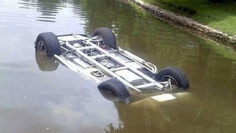 Neftçalada iki qardaş avtomobillə kanala düşərək ölüb