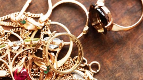 Qonşusunun qızıllarını talayıb satdı - Pulu ilə istirahətə getdi