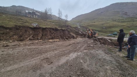 Daşkəsəndə güclü yağışdan sonra yolda sürüşmə baş verib - FOTO
