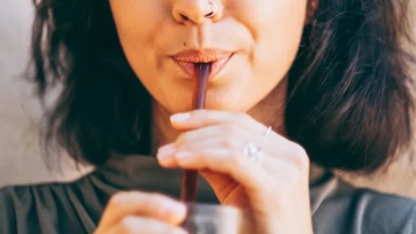 Hər gün qazlı içkilər içsəniz, bədəninizə nə baş verər? - Diyetoloqların izahı