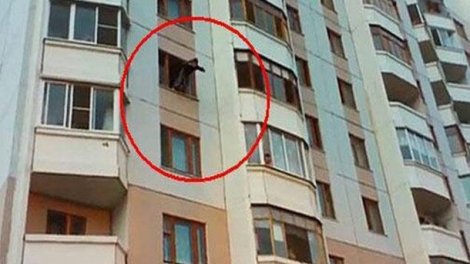 16 yaşlı qız binadan yıxıldı - Bir müddət əvvəl anasını itirib...