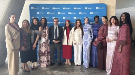 Modelyer Leyla Babazadə tərəfindən yaradılmış milli geyim kolleksiyası YUNESKO-nun mənzil-qərargahında