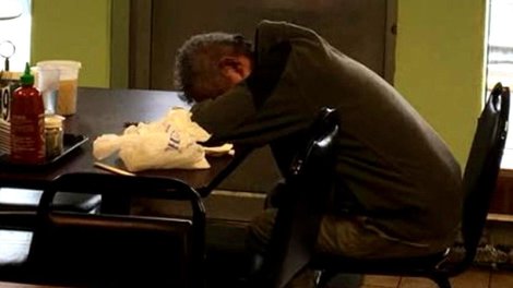 Nişanlısı ilə restorana getdi, yatıb masada qaldı - Bakıda qəribə hadisə