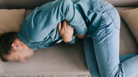 Qayınata təpiklə vurub kürəkəninin bağırsağını partlatdı