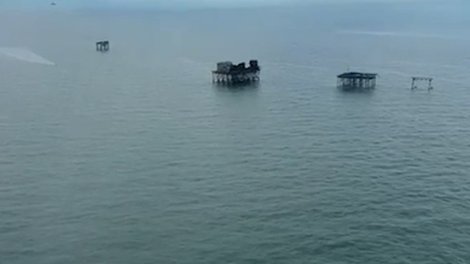 Neft Daşlarının yaxınlığında balıqçı batdı, əraziyə helikopter cəlb edildi - VİDEO