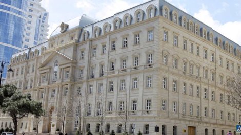 Maliyyə Nazirliyinə məxsus avtomobil hərraca çıxarılır