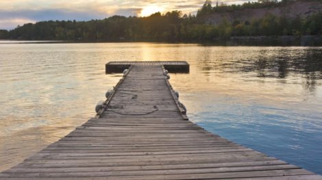 Yeniyetmə gölün dibində 18.500 dollar dəyərində qızıl külçə tapdı