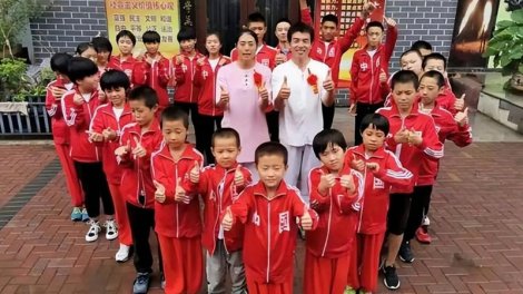 Çində "super ata" son 30 ildə 300 uşağı övladlığa götürüb