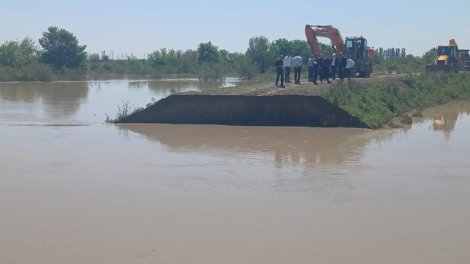 Kürdə suyun səviyyəsi artdı, Qarqar çayında bənd yarıldı - FOTO