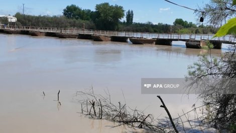 Kürdə suyun artması Sabirabadda körpünü sıradan çıxarıb - FOTO