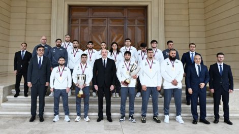 Prezident çempion güləşçiləri qəbul etdi - FOTO