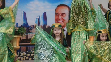 Neftçi Qurban adına 288 nömrəli məktəbdə Ulu Öndərin 103 illiyinə həsr olunmuş mərasim keçirilib