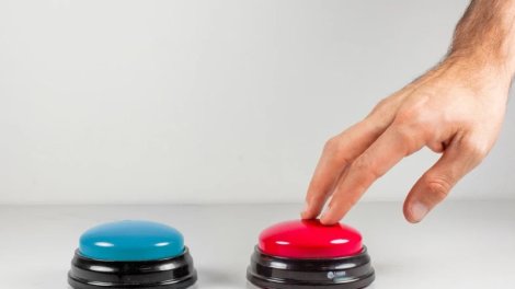 Dünyanı iki yerə bölən sual: Qırmızı, yoxsa mavi düymə?