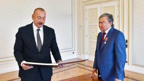 İlham Əliyev Oljas Süleymenovu təbrik edib