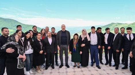 Prezident Şuşanın Böyük Qaladərəsi kəndinə səfər etdi, sakinlərlə görüşdü -FOTO