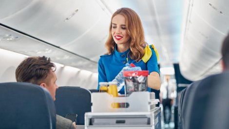 Stüardessalar ən çox nifrət etdikləri sərnişinlərin vərdişlərini açıqladı
