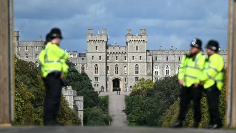 Britaniyada kral qvardiyasının 21 üzvü qarovul zamanı yatdıqlarına görə işdən çıxarıldı
