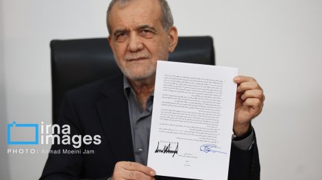 Pezeşkian tarixi sənədi belə imzaladı - FOTO