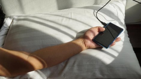 Gecə, səhər səhər şarjı: Smartfon batareyasının "sağlamlığı" üçün hansı daha yaxşıdır?