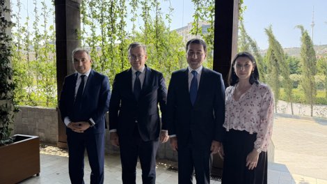 Hikmət Hacıyev Makronun müşaviri ilə Azərbaycan-Fransa münasibətlərini müzakirə etdi
