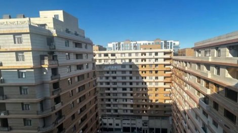8 il əvvəl tikilən binanın sonuncu mərtəbəsində yeni mənzil salınaraq satışa çıxarıldı - VİDEO