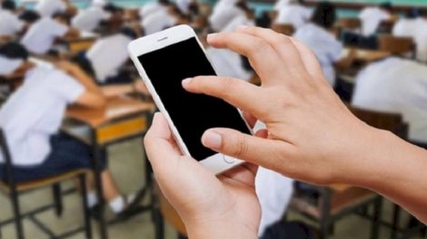 Məktəblərdə dərs vaxtı telefondan istifadə qadağan edildi
