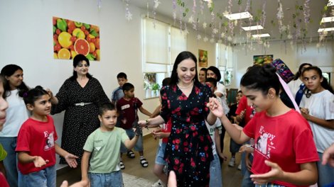 Leyla Əliyeva Şəkidə Uşaq evi sosial xidmət müəssisəsinin sakinləri ilə görüşdü - FOTO