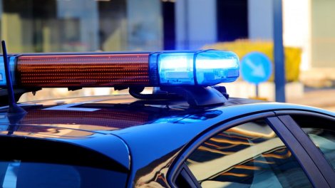 Bəzi ölkələrdə polis sənədləri yoxlamazdan əvvəl avtomobilə toxunur: Bunun səbəbi nədir?