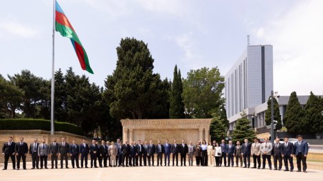 "AzerGold" QSC-nin fəaliyyətə başlamasının 10 illiyi münasibətilə Fəxri xiyaban və Şəhidlər xiyabanı ziyarət olundu - FOTO