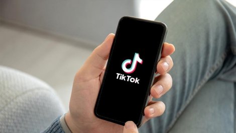 Tiktokerləri niyə &ldquo;qəhrəman&rdquo; edirik?