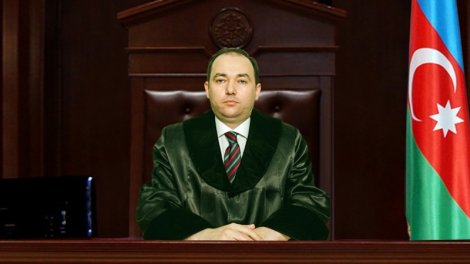 Azərbaycanda hakim özü-özünə etiraz etdi