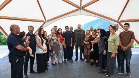 Prezident Kiçik Qaladərəsi kəndində sakinlərlə görüşdü - FOTO