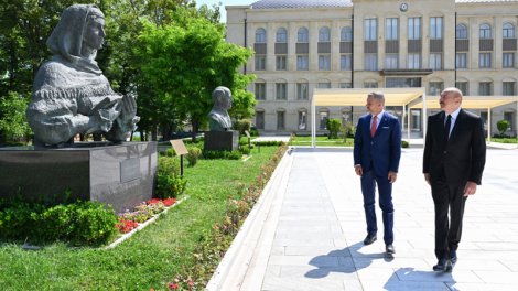 Prezidentlər Şuşada tanınmış şəxsiyyətlərinin işğal dövründə güllələnmiş büstlərinə baxdı - FOTO