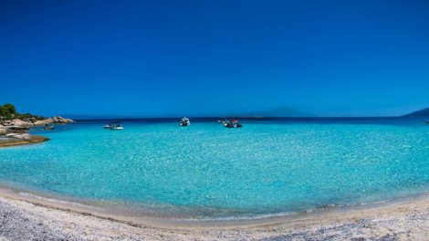 Yunanıstanda ilboyu isti suyu və sakit dənizi ilə seçilən ada turistlərin diqqətini çəkir