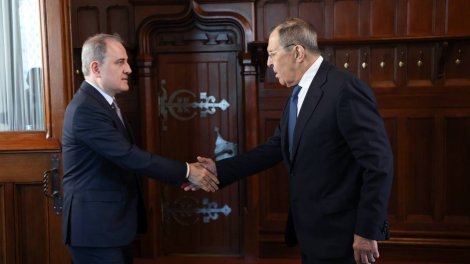 Ceyhun Bayramovla Sergey Lavrov arasında görüş başlayıb