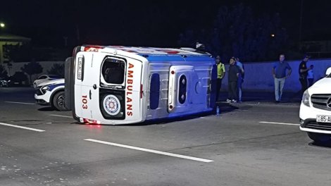 Təcili tibbi yardım maşını aşdı - 4 nəfər xəsarət aldı