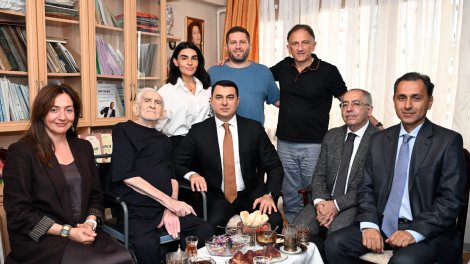 Mədəniyyət naziri Xalq artisti Tofiq Bakıxanovu evində ziyarət edib